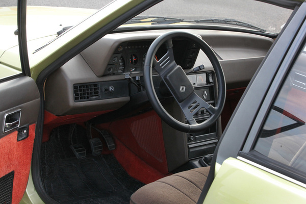 Renault 18 Turbo (1981) - Rote Auslegeware ist heute auch eher selten in Autos anzutreffen