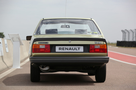 Renault 18 Turbo (1981) - Schlichtes Heck mit Gummilippe
