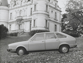 Renault 20 (1976) – auf herrschaftlichem Anwesen