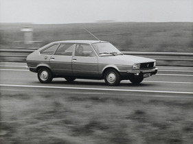 Renault 20 (1976) – im Gegensatz zum R30 mit grossflächigen rechteckigen Scheinwerfern Renault 20 (1976) – im Gegensatz zum R30 mit grossflächigen rechteckigen Scheinwerfern