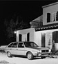 Bild: Renault 30 TS (1975) – parkiert vor Landhaus
