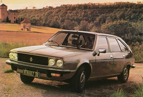 Renault 30 TS (1978) – erkennbar an den Doppelscheinwerfern
