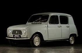 Renault 4 (1961) - frühes Modell, man beachte die fehlende hintere Scheibe der Basisvariante