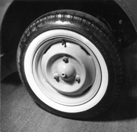 Renault 4 (1970) – einfache Felge mit drei Radbolzen, ungewohnt vornehmer Weisswandreifen