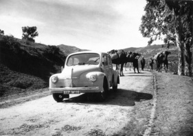 Renault 4 CV (1948) - Der Renault und die Karawane (1948)