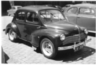 Renault 4 CV (1948) - die früheren Modelle hatten eine grössere Anzahl von Chromverzierungen am Bug