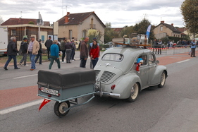 Renault 4 CV (1954) – Renault "Heck" aus dem Waadtland. Vor Juni 1950 waren in der Schweiz PW-Anhänger nur bis 3 m Länge samt Deichsel und maximal der Zugfahrzeugbreite zugelassen – Embouteillage de Lapalisse 2024 (1954)