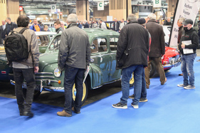 Renault 4 CV (1955) - angeboten für EUR 14'900 und gut für viel Aufmerksamkeit des Publikums - Rétromobile Paris 2022