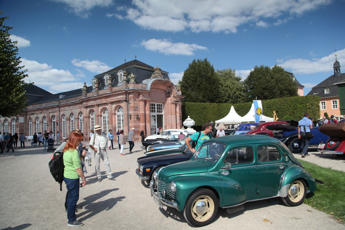 Renault 4 CV (1960) - much admired in front of the castle - Classic-Gala Schwetzingen 2018