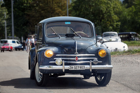 Renault 4 CV (1963) - Renault Heck mit jungem Fahrer - Albisgütli Classic Cars & Bikes August 2022