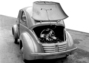 Renault 4-CV Prototyp (1942) - Auch beim ersten Prototyp befand sich der Motor schon im Heck des Wagens (Quelle: Archiv) Renault 4-CV Prototyp (1942) - Auch beim ersten Prototyp befand sich der Motor schon im Heck des Wagens (Quelle: Archiv)