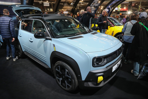 Renault 4 E-Tech Electric (2025) – der neuzeitliche Nachfolger des legendären R4 – Rétromobile Paris 2025