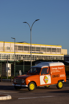 Renault 4 Fourgonnette (1970) - Vor dem Renault-Werk in Flins