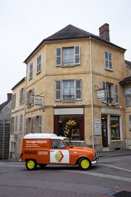Renault 4 Fourgonnette (1970) - Vor dörflicher Kulisse