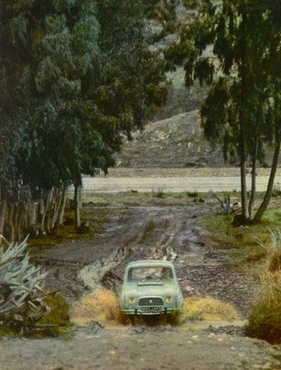 Renault 4 L (1961) – bei einer Wasserdurchfahrt im Gelände