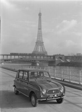 Renault 4 L (1961) - das Raumwunder in Paris vor dem Eifelturm