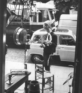 Renault 4 L (1963) – hinter einer eleganten Französin am Strassenrand