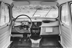 Renault 4 L (1964) - Cockpit des 4 L mit mehr Komfort, wie zum Beispiel einer zweiten Sonnenblende