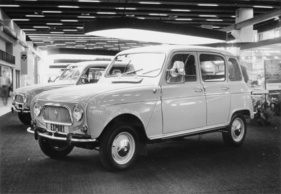 Renault 4 L Export (1961) – auf einem Autosalon Renault 4 L Export (1961) – auf einem Autosalon