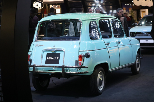 Bild Renault 4 Super (1965) – ... und seine Neuinterpretation als Elektroauto – Rétromobile Paris 2025