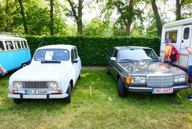 Renault 4, restauriert, 36’000 Kilometer, angeboten für €18’000.- und Mercedes-Benz 300D W123, 1982, 159’000 Kilometer, angeboten für €16’500.- – Bockhorner Oldtimermarkt 2025