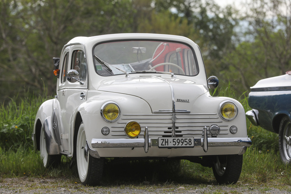 Renault 4CV (1956) - "Crèmeschnittchen" als Cabriolet-Limousine - Albisgütli Classic Cars & Bikes April 2023