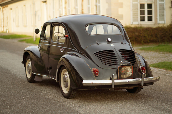 Renault 4CV (1960) - als Lot 36 an der Versteigerung der Oldtimer Galerie Toffen am 20. Oktoberl 2018