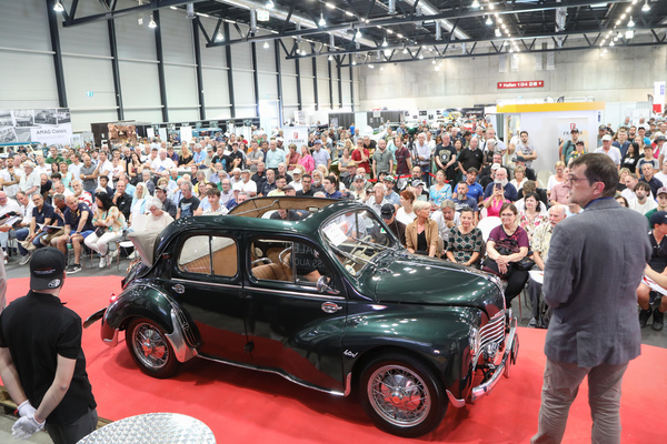 Renault 4CV R 1062 Décapotable (1951) - als Lot 05 an der Swiss Classic World Versteigerung der Oldtimer Galerie Toffen in Luzern am 3. Juni 2023