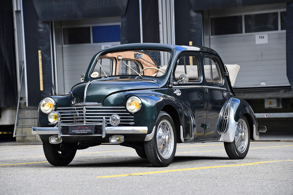 Renault 4CV R 1062 Décapotable (1951) - offered as lot 05 at the Swiss Classic World auction of the Oldtimer Galerie Toffen in Lucerne on June 3, 2023