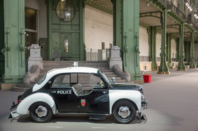 Renault 4CV «pie» préfecture de Police de Paris (1955) - als Lot 353 an der Bonhams Versteigerung "Les grandes marques du monde au Grand Palais" in Paris 2017