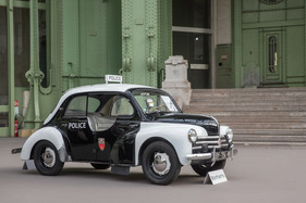 Renault 4CV «pie» préfecture de Police de Paris (1955) - als Lot 353 an der Bonhams Versteigerung "Les grandes marques du monde au Grand Palais" in Paris 2017