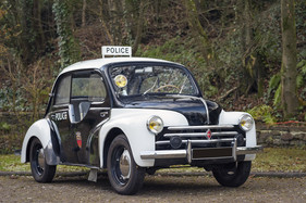 Renault 4CV «pie» préfecture de Police de Paris (1955) - als Lot 353 an der Bonhams Versteigerung "Les grandes marques du monde au Grand Palais" in Paris 2017