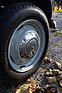 Renault 4L Export (1968) - Mit zentraler Schraube gesicherte Chrom-Radkappen