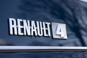 Renault 4L Export (1968) - Schriftzug auf dem Kotflügel mit "4" in einem geriffelten, konkaven Quadrat