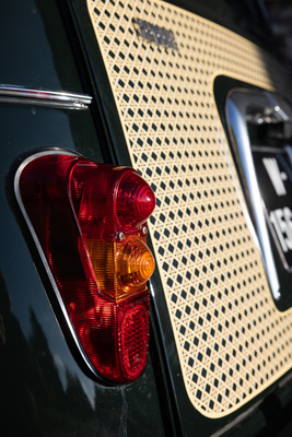 Renault 4L Parisienne (1967) - Schmale silberne Zierlinie um die Rückleuchte