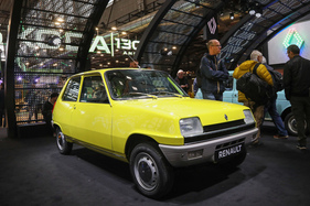 Renault 5 (1974) – der Vorfahre des ihm nachempfundenen modernen elektrischen Renault 5 E-Tech – Rétromobile Paris 2025