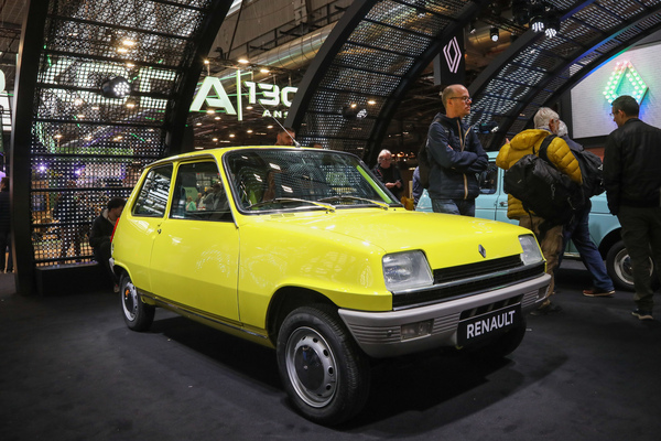 Bild Renault 5 (1974) – der Vorfahre des ihm nachempfundenen modernen elektrischen Renault 5 E-Tech – Rétromobile Paris 2025
