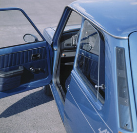Renault 5 Alpine (1976) – Doppelte Entlüftung durch Fenster und Ziergitter