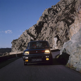 Renault 5 Alpine (1976) – H4-Scheinwerfer und Breitstrahler serienmässig