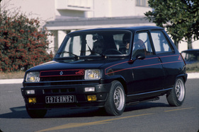 Renault 5 Alpine (1976) – Mit stark geschüsselten Sport-Stahlrädern