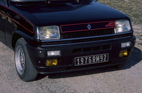 Renault 5 Alpine (1976) – Schwarzer Stossfänger mit Breitstrahlern und Spoilerlippe