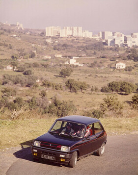 Renault 5 Alpine (1976) – Werksfoto auf der Landstrasse