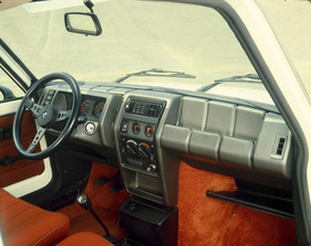 Renault 5 Alpine (1978) – Neues Armaturenbrett mit Ablage