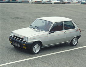 Renault 5 Alpine (1978) – Vor einer ganzen Reihe Renault-18-Hinterteile