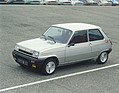 Renault 5 Alpine (1978) – Vor einer ganzen Reihe Renault-18-Hinterteile