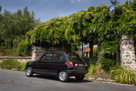 Renault 5 Alpine (1979) – Schwarze statt hellgraue Stossfänger betonen die Sportlichkeit