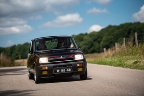 Renault 5 Alpine (1979) – Von vorn ist der Alpine am Spoiler und den Nebelscheinwerfern zu erkennen