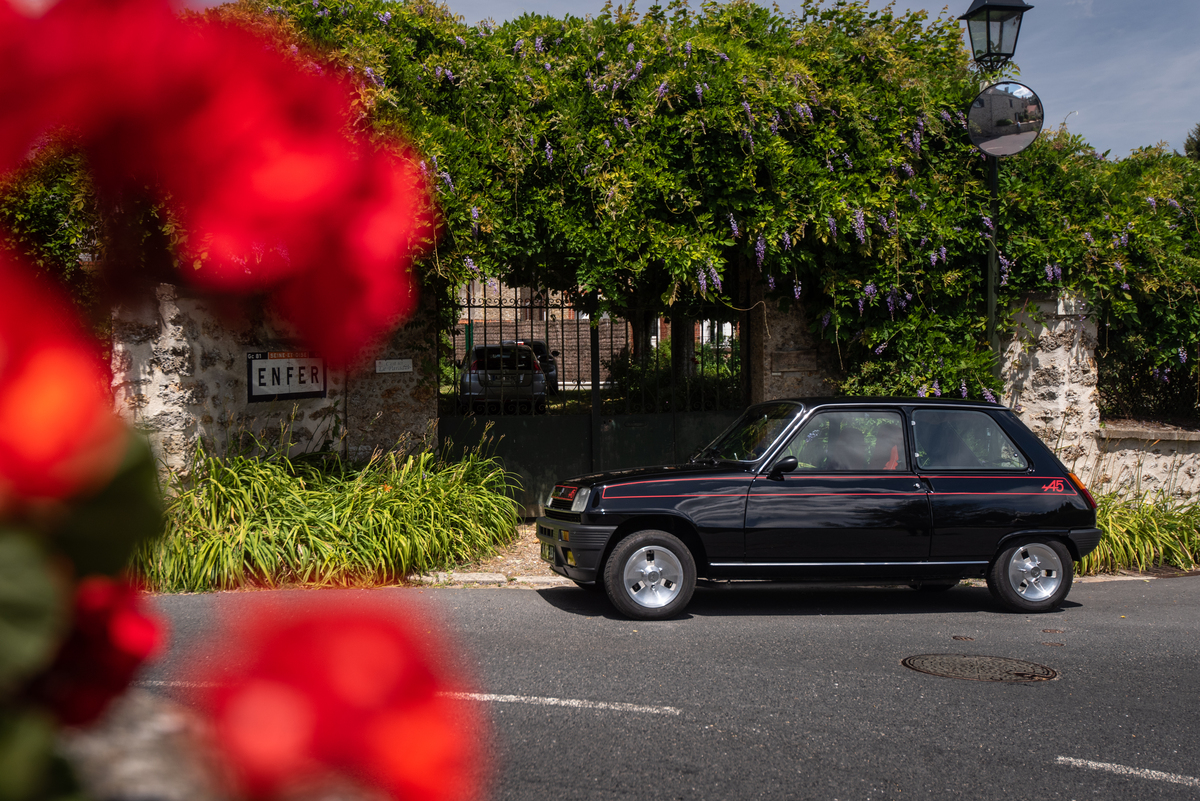 Renault 5 Alpine (1979) – Wo der normale R5 einen zierlichen Chrom-Rückspiegel trägt, hat der Alpine einen schnittigen schwarzen Sport-Spiegel