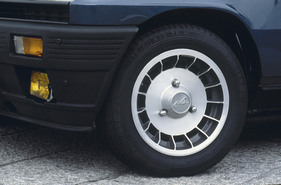 Renault 5 Alpine Turbo (1981) – Leichtmetallräder in Turbinen-Optik