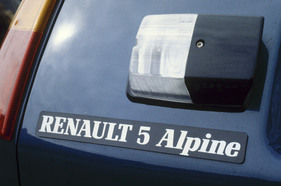 Renault 5 Alpine Turbo (1981) – Schriftzug und Rückfahrscheinwerfer